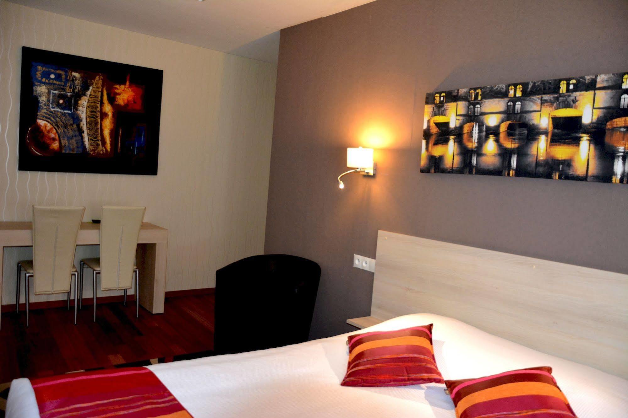 Logis Hotel Du Centre - Halte Ideale En Cyclotourisme Avec Garage A Velos Clos Мольсайм Экстерьер фото