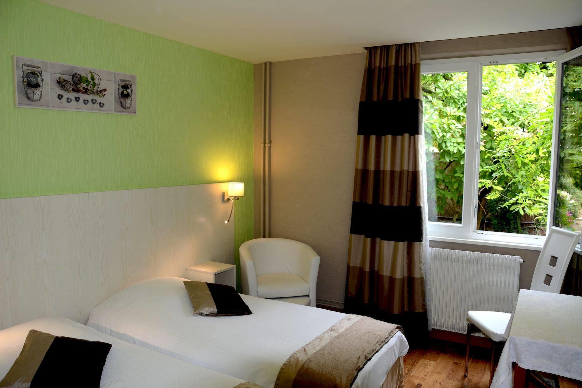 Logis Hotel Du Centre - Halte Ideale En Cyclotourisme Avec Garage A Velos Clos Мольсайм Экстерьер фото