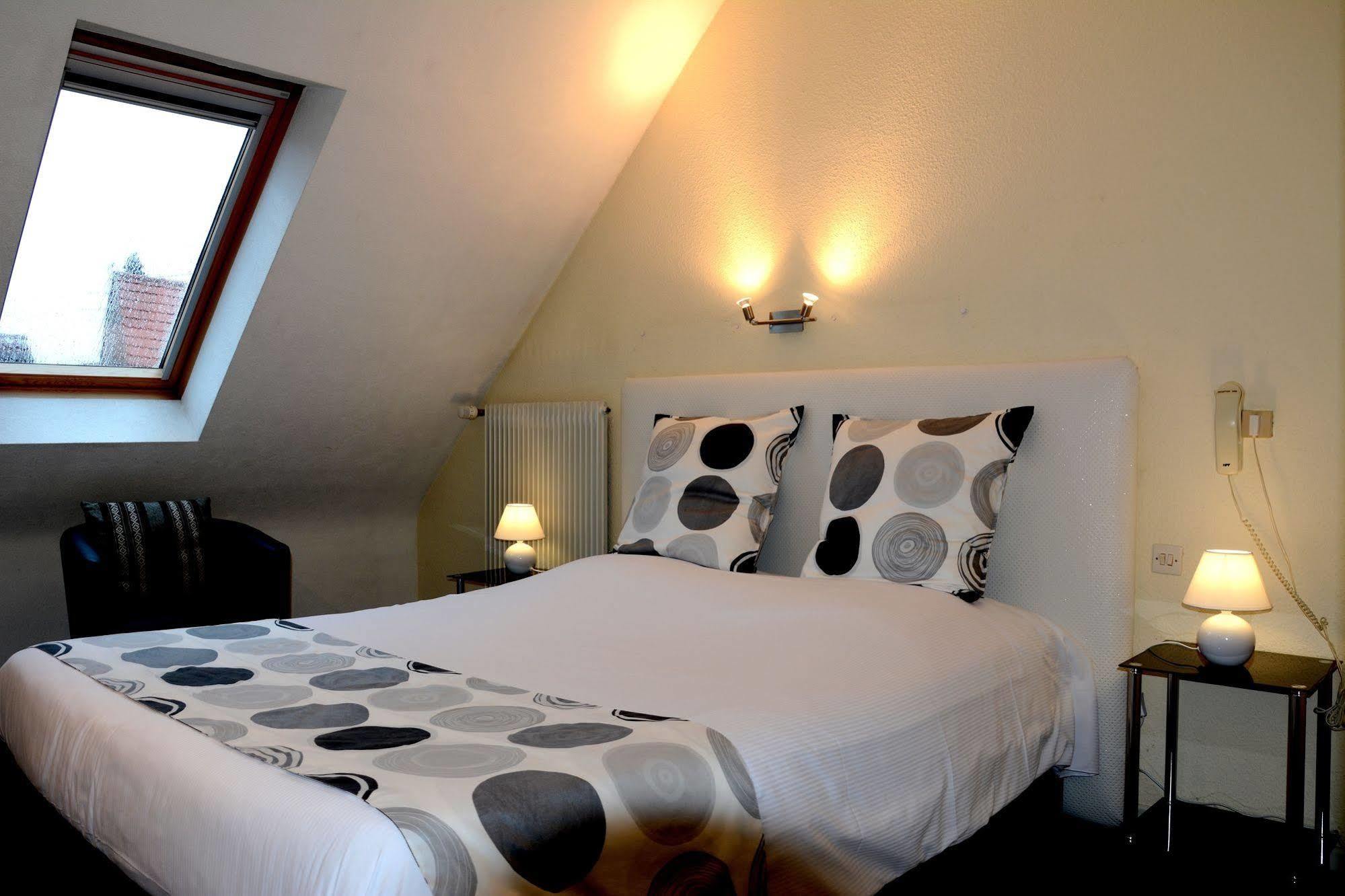 Logis Hotel Du Centre - Halte Ideale En Cyclotourisme Avec Garage A Velos Clos Мольсайм Экстерьер фото