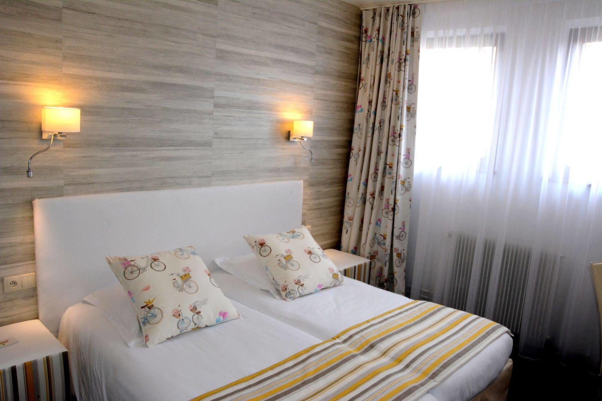 Logis Hotel Du Centre - Halte Ideale En Cyclotourisme Avec Garage A Velos Clos Мольсайм Экстерьер фото
